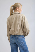 Load image into Gallery viewer, Trench it short Khaki
