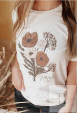 Load image into Gallery viewer, Grateful Heart Graphic Tee
